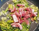 Foto del paso 2 de la receta: Tortilla de espárragos verdes con Jamón Ibérico