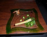 Foto del paso 5 de la receta: Timbal de lechugas con perlas de aguacate y dúo de camarones al ajillo