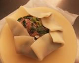 A picture of step 2 of Flower-Shaped Chinese Chive Dumplings.