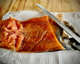 Foto del paso 4 de la receta: Gofre de patata y queso con salmón marinado casero y huevo poché