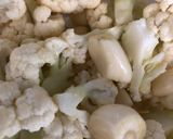 A picture of step 2 of Garlic and cauliflower soup.