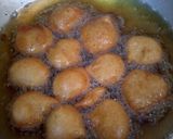 A picture of step 4 of Kathay Meethay Chat Patay Dahi Bharay.