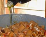 Foto del passaggio 8 della ricetta Pasta al Polpo con Olive Taggiasche, Datterino e Bottarga di Tonno Rosso