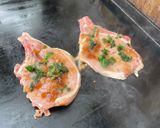 Une image de l'étape 6 de Côtes de porc marinées au chutney et persil grillées à la plancha.