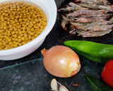 Foto del paso 1 de la receta: Garbanzos con langostinos