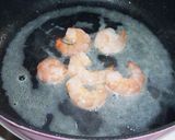 A picture of step 2 of Prawn and Tuna Curry Cream Pasta.