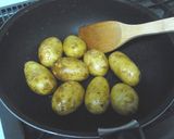 A picture of step 2 of Stir-fried & Simmered New Potatoes.