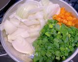 A picture of step 1 of Shredded Chicken Scallion Oil Noodles.