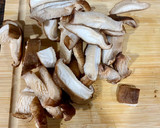 Foto del paso 1 de la receta: Spaguetti con shiitake y trigueros al curry, soja y vinagre de Jerez