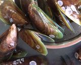 Foto langkah ke 2 dari resep Kerang Hijau Kuah Kuning Pedas.
