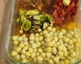 Foto del paso 2 de la receta: Garbanzos de bote con pimientos de piquillo, calamares en salsa americana y mejillones de lata