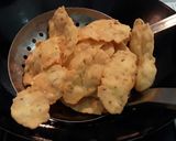 Foto langkah ke 4 dari resep Kripik bawang pedas.