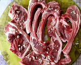 Foto del paso 3 de la receta: Chuletas de cordero marinados a la plancha