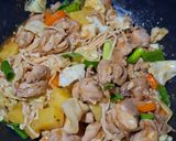 Foto langkah ke 5 dari resep Tumis Ayam Pakai Sayur.