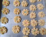 Foto langkah ke 4 dari resep Kuih raya kak Ros/kuih Dahlia/kuih semperit.