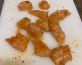 Foto del paso 1 de la receta: Brochetas de solomillo de pollo adobadas con tomatitos y calabacines