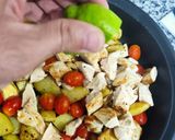 Foto del paso 3 de la receta: Pechugas de Pollo con Patatas a la Mantequilla con Leche de Coco, Yakiniku, Humo y Lima