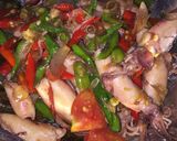 Foto langkah ke 3 dari resep Cumi asin pedas heboh.