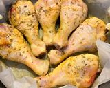 Foto del paso 1 de la receta: Muslitos de pollo al curry con portobellos en freidora de aire