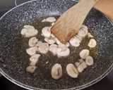 Foto del paso 2 de la receta: Revuelto de champiñones, calabacín y cebolla