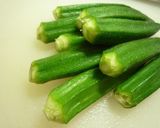 A picture of step 2 of Stir-Fried Okra with Curry Powder.