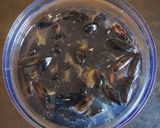 Foto del passaggio 4 della ricetta Bavette con le cozze in bianco
