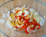 Foto del paso 3 de la receta: Dorada al horno con pimientos y cebolla
