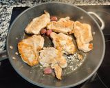 Foto del paso 4 de la receta: Pechuga de pavo con vino blanco, pasas y uva