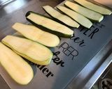 Une image de l'étape 2 de Trio de courgettes marinées et grillées.