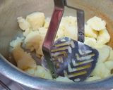 A picture of step 3 of Aloo kachori.