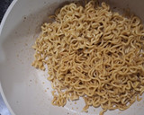 Foto langkah ke 1 dari resep Omelet Mie.