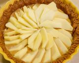 Foto del passaggio 8 della ricetta Torta di Mele con base di Frangipane e Composta di Ciliege