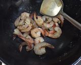 Foto langkah ke 1 dari resep Tumis Udang Kecap Inggris.