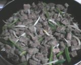 Foto del paso 2 de la receta: Carne guisada, arroz amarillo, pork & beans y ensalada
