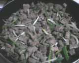 Foto del paso 2 de la receta: Carne guisada, arroz amarillo, pork & beans y ensalada