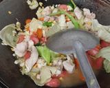 Foto langkah ke 2 dari resep Capcay ayam sosis.