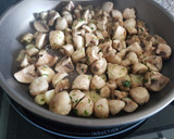 Foto del paso 2 de la receta: Champiñones al ajillo con toque picante