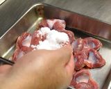 A picture of step 1 of Chicken Gizzards Panfried with Leek-Salt Sauce.