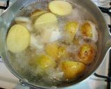 A picture of step 3 of Stir-fried and Simmered New Potato and Lotus Root with Sesame Seeds.