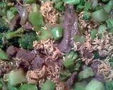 A picture of step 5 of instant noodles with steak and broccoli.