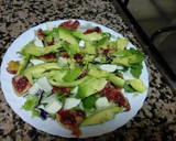 Foto del paso 4 de la receta: Ensalada ligera con higos, mozzarella y aguacate