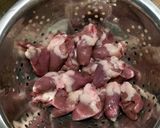 A picture of step 2 of Chicken hearts and gravy.