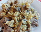 Foto del paso 6 de la receta: Revuelto de champiñones y calabacín🍄🥒🧀