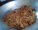 Foto langkah ke 5 dari resep Kwetiau goreng.