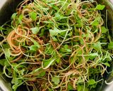 Hình bước làm 1 của món Salad bông chuối, cải mầm ngọt, và cá hồi