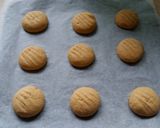 A picture of step 6 of Vickys Custard Creams / Yo-Yos / Melting Moments GF DF EF SF NF.