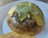 Foto del paso 10 de la receta: Hambur-arepa con aguacate🥙 cebolla caramelizada y mayomostaza ahumada🫓🍔