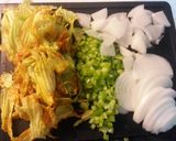 A picture of step 2 of Quesadillas de flor de calabasita.