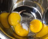 Foto langkah ke 2 dari resep Egg Souffle.