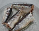 Foto del paso 1 de la receta: Papas, sardinas y huevo duro (3 ingredientes)